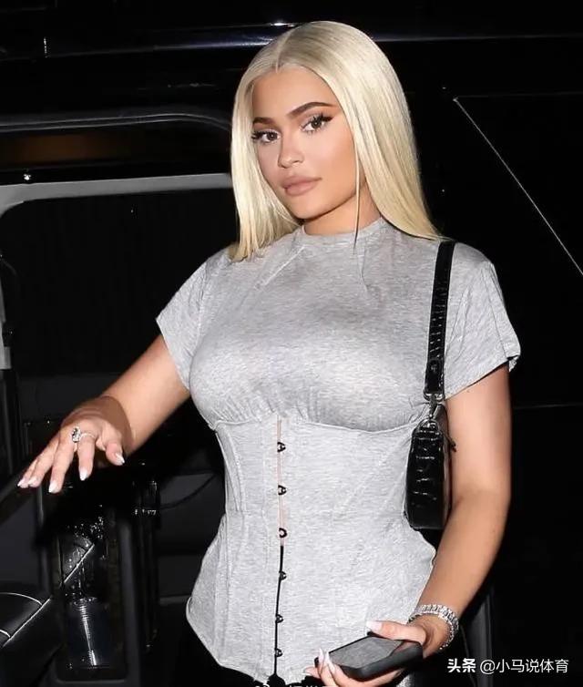 凯莉詹娜才23岁就拥有4座豪宅75亿人民币的财富你怎么看