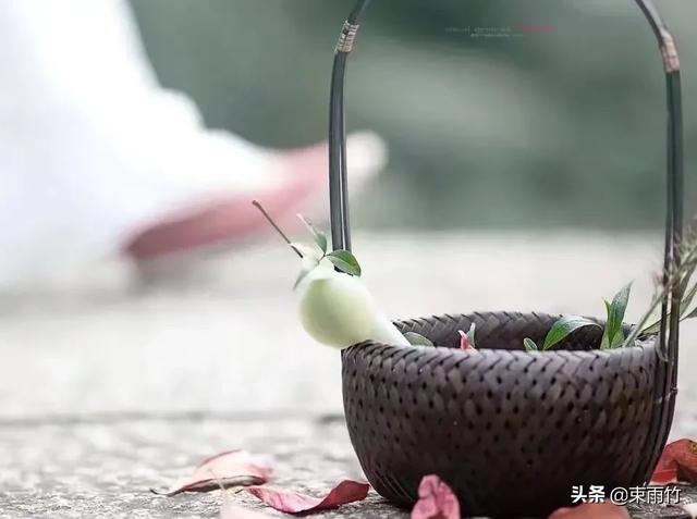 余秀华说“现代诗歌是没有押韵的”这句话到底对不对？