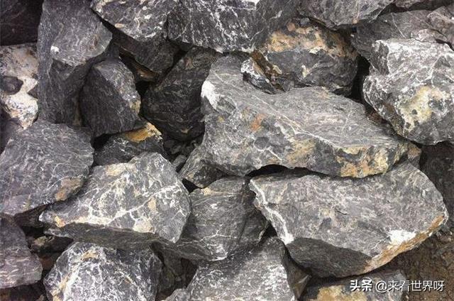 为什么石头烧成石灰后质量会变轻?