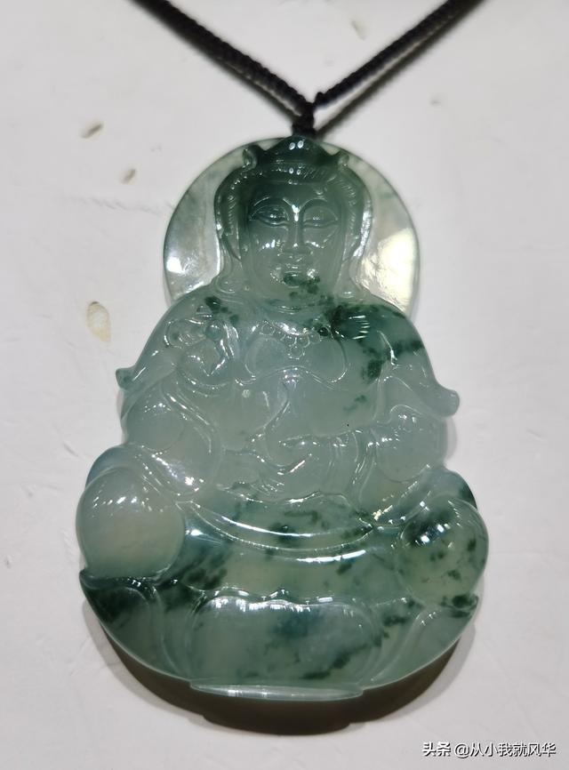 如何判断翡翠的价格,翡翠的价值怎么判定呢？喜爱占的比重大吗？