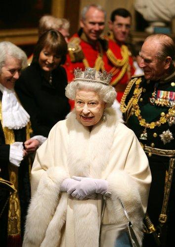 英国王室收入:英国王室每年挥霍上亿英镑，为何人民不推翻他们，反而选择纵容？