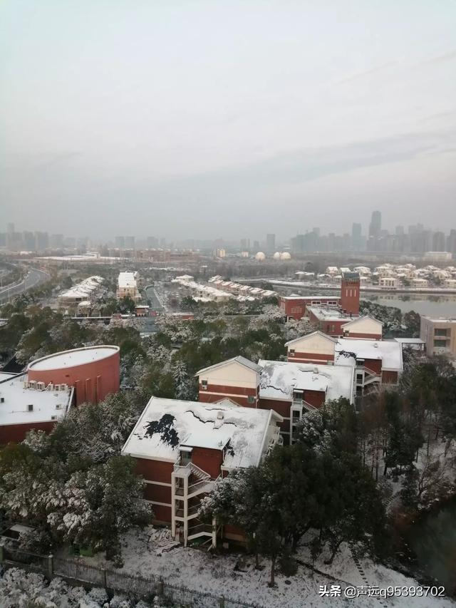 今年冬天,北方下雪有时雷鸣电闪,对这种现象你有什么看法？