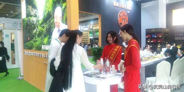 为何如今的茶叶店都要安排几个漂亮女孩子愉快的聊天喝茶？