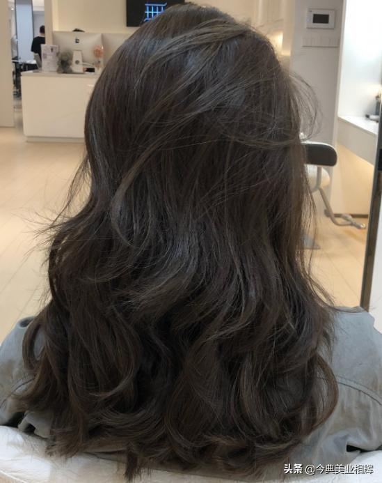 头条问答 - 茶黑色发色适合什么年龄?(12个回答)