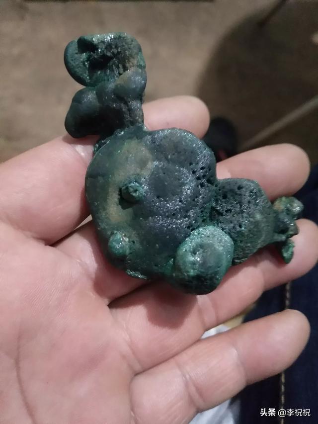 透明石头值钱吗,原石表皮长满透光沙粒的石头值钱吗？