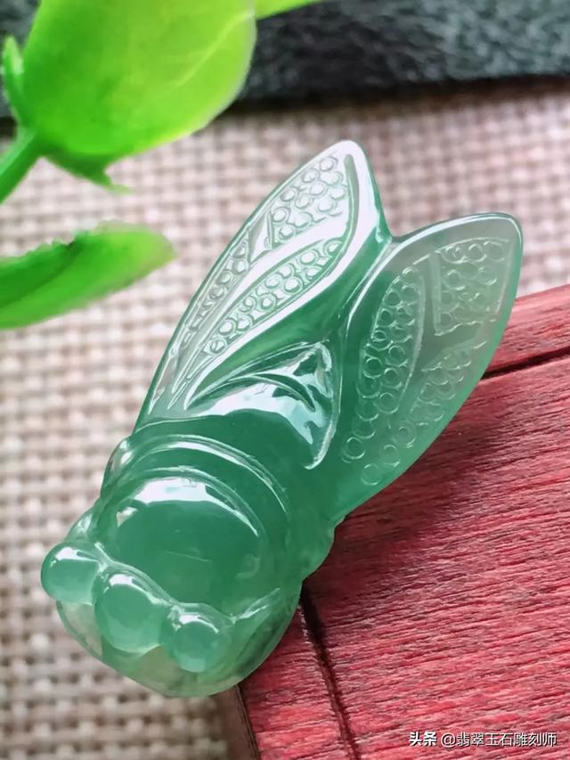 为什么卖毛货翡翠还免费抛光,朋友手里买的翡翠还没抛光，值钱吗？