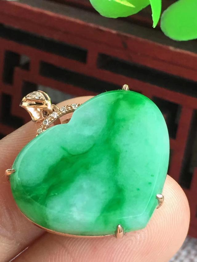 翡翠原石放久了会怎么样,天然A货翡翠佩戴久了绿色会变淡吗？