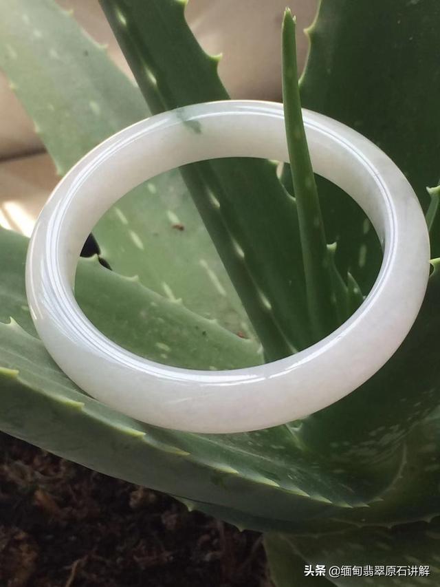 玉手镯哪里可以买到真的,在哪里可以买到真正的翡翠手镯啊？