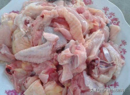 青椒炒鸡肉的做法,清椒炒鸡肉怎么做才肉才不柴？