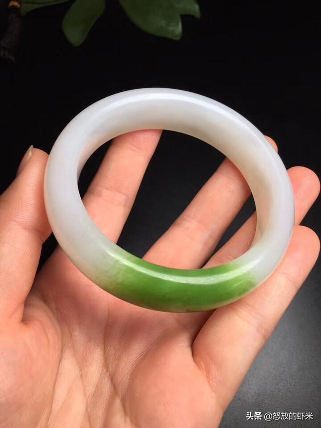 玉手镯什么玉最好,想买个玉镯送妈妈，有什么好的推荐？