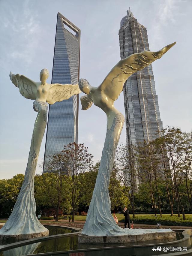 你能通俗的解释一下什么叫唯物主义和唯心主义吗？