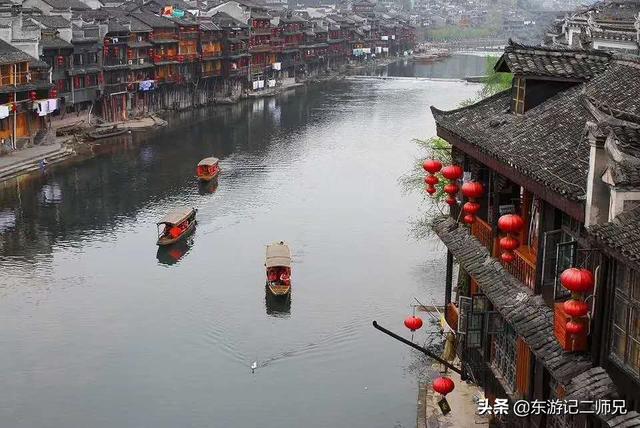 凤凰古城简介:暑假想穷游凤凰古城，第一次自行不跟团出游，女生，求攻略？