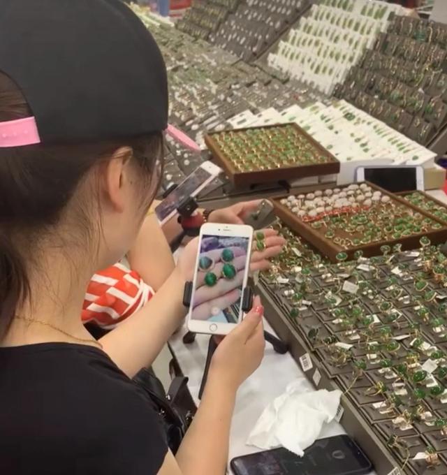 直播间买翡翠可靠吗,有和我一样买过假翡翠手镯的嘛？