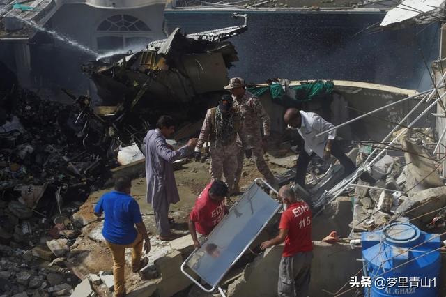 包头空难原因:突发！巴铁客机坠毁在居民区，100多人死亡，这到底是怎么回事