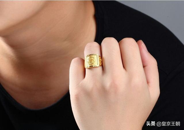 根据他自己的喜好来决定选择适合佩戴的手指,当然也根据金戒指材质