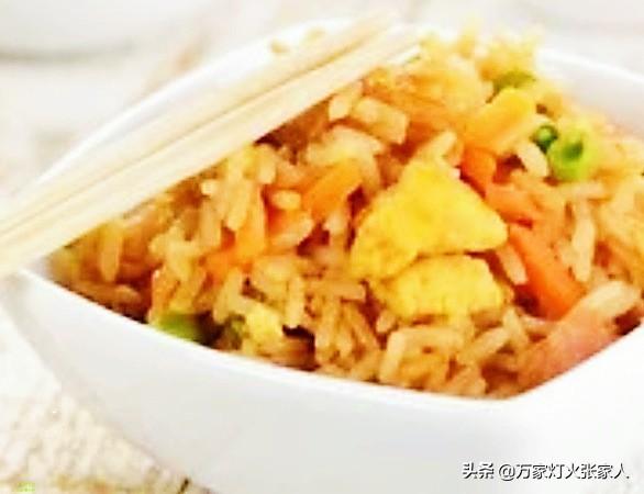 蒸米饭加上它出锅大人孩子抢着吃，米饭蒸比煮更有营养吗你觉得蒸米饭时加些什么味道更好