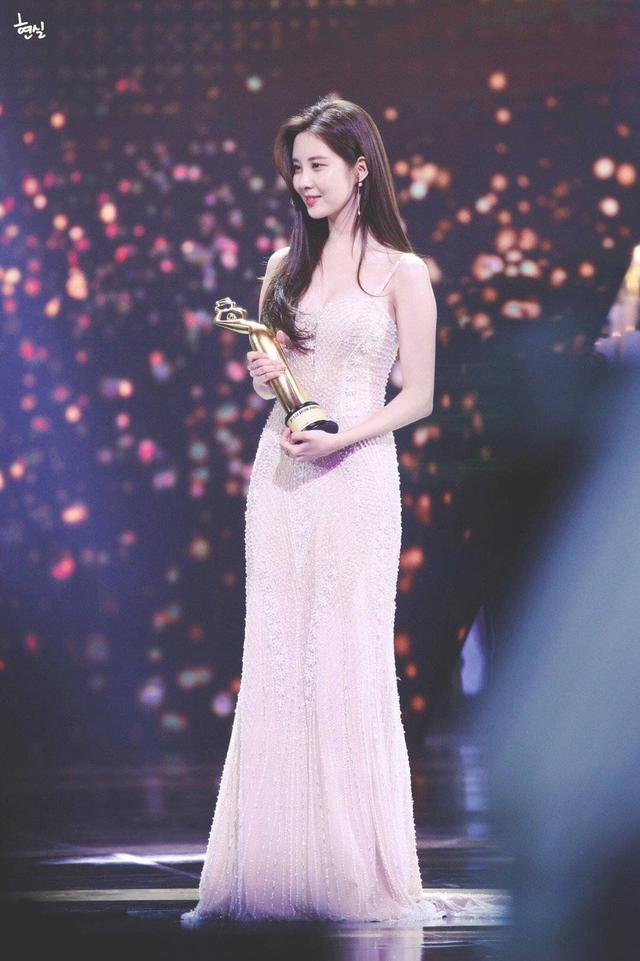 宋茜青春不败:可以给我安利一下少女时代吗（带每个人照片的那种）？