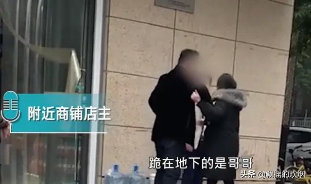 灵异事件黑衣男子:石家庄一男子遭“情敌”割喉，女友下跪求饶，怎么回事？