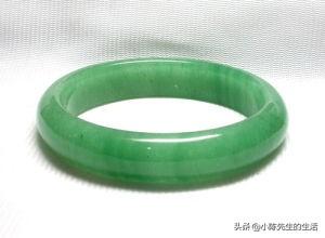 岫玉和翡翠哪个对身体好,为什么有些岫岩玉和玉髓比翡翠便宜、廉价？