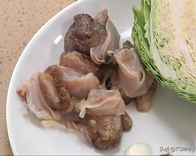 女子吃海螺吃出稀世珍宝，海螺怎么做好吃？还是煮熟了沾着吃？