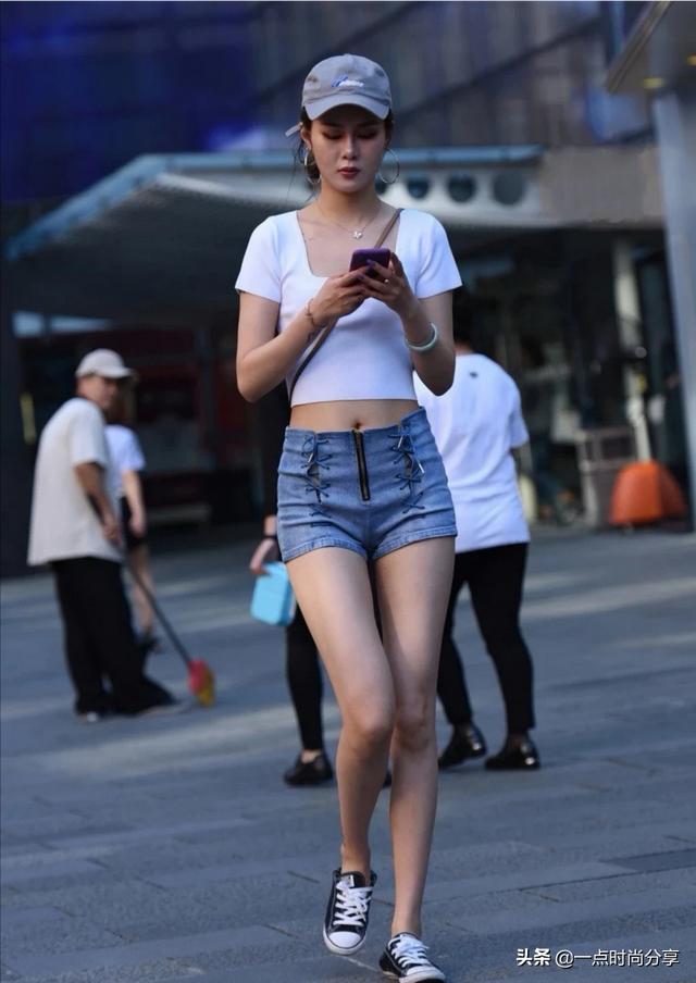 白边韩系情头:夏天流行的“T恤 短裤”穿搭，怎么搭配出又美又有时尚感？