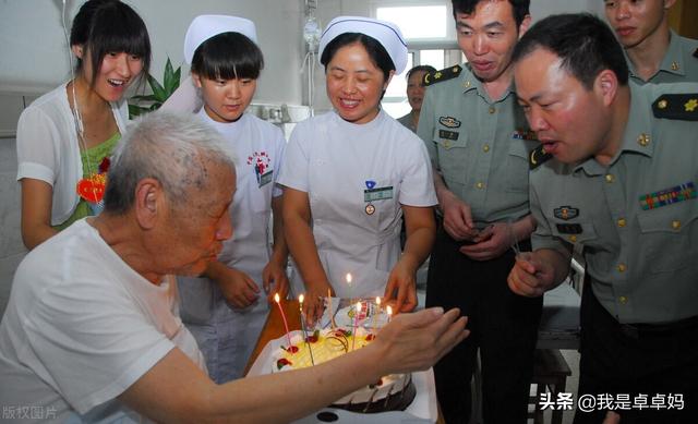 一位老人每月退休金8000元,为什么儿女还不愿意伺候他？