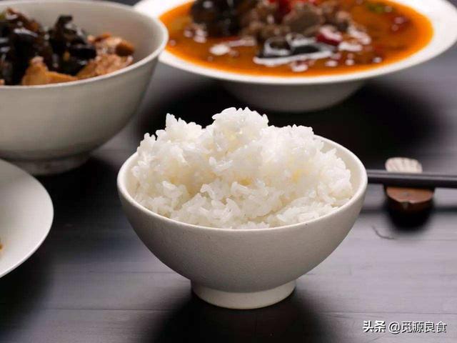 第一次去女方家见面叫阿姨叔叔没答应倒了满杯茶水满碗饭请问我该怎么