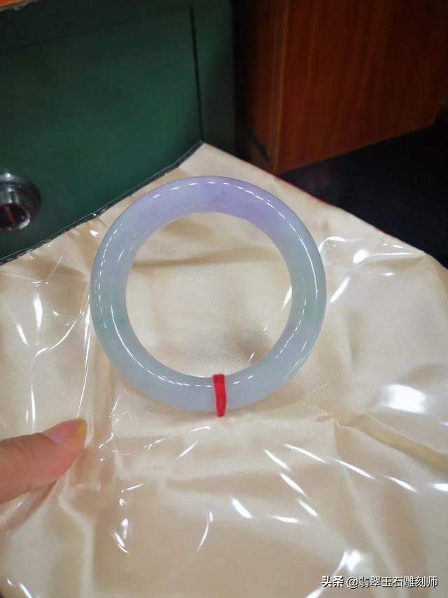 翡翠手镯回收值钱吗,翡翠手镯戴着小了，还卖不出去该怎么办？