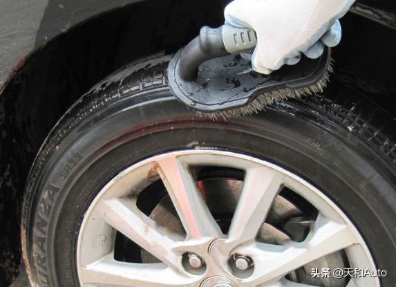 ‬轮胎‬蜡‬到底‬能不能‬用，为什么说洗车的时候不要贪小便宜擦轮胎油