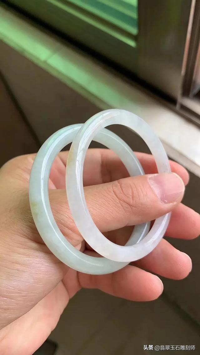 糯冰翡翠玉镯一般价格在,我这赌石开出的糯冰玉佛，能值多少钱？