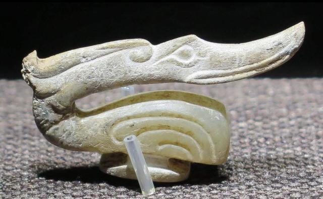 玉石打蜡是用液体石蜡吗,出土玉器表层为啥还有蜡？