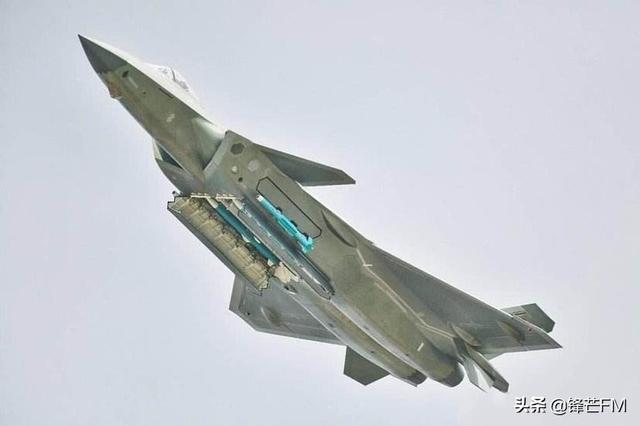 俄罗斯飞碟:歼-20战机能击落大型隐形轰炸机吗