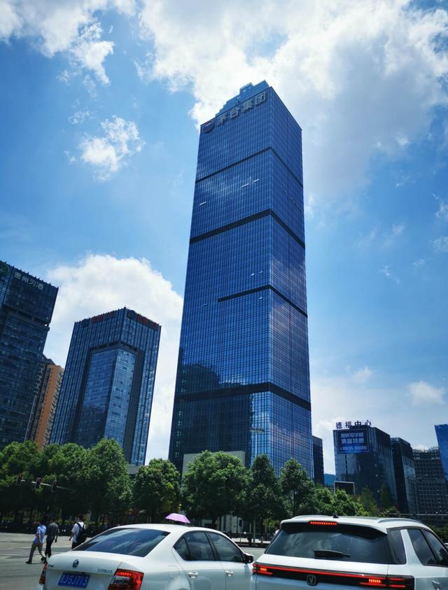 李乃文一家三口照片:在贵阳生活，有房有车，500万存款，能否达到财务自由