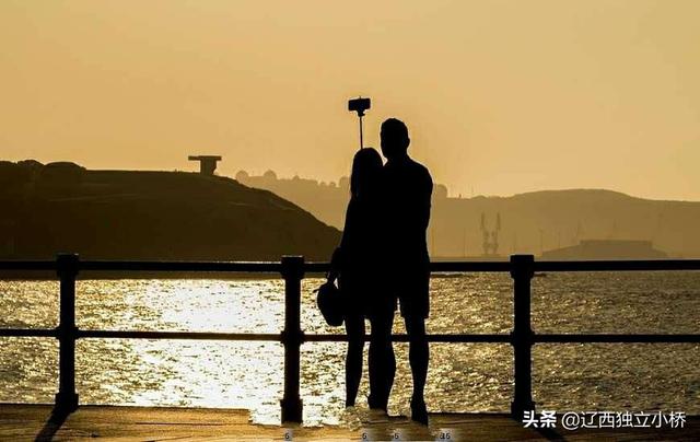 我同时喜欢上两个女人,一个是同学,另一位是同事,两者都很优秀,该如何选择？