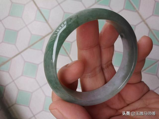 2万翡翠手镯利润多少,图中的玉镯怎么样，有何收藏价值？