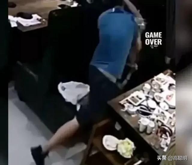 情侣吃饭虐狗视频:深夜老婆陪异性男人出去吃饭遭到老公毒打，你怎么看？