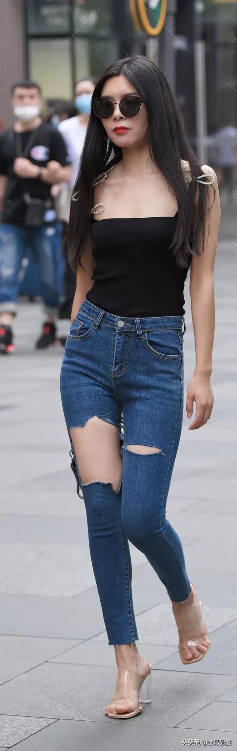 皮肤黑的人,穿什么颜色的衣服会显白？亮色还是暗色？