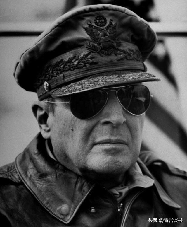 美国五星上将麦克阿瑟是怎样被解职的？为什么？插图21