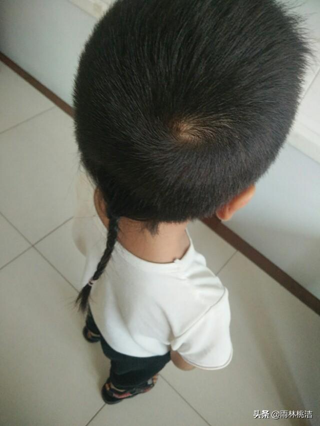 在幼儿园工作,遇到小男生后脑勺留一撮长发也常见这不,班里就有一个