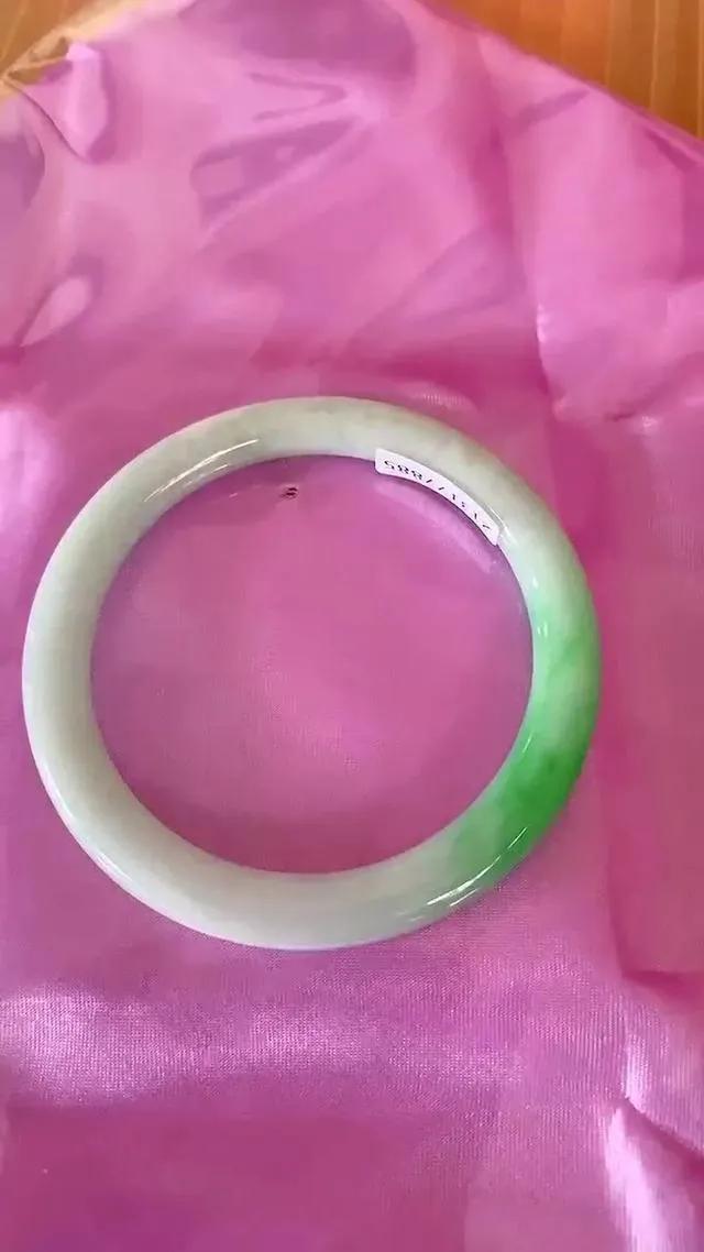 翠青玉有收藏价值吗,翠青玉是不是白底青翡翠呢？