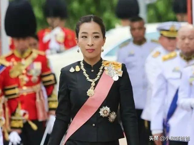 泰国王子提帮功的生母:老泰王规定，女儿也能继承王位，现任泰王优秀的长女能继位吗？