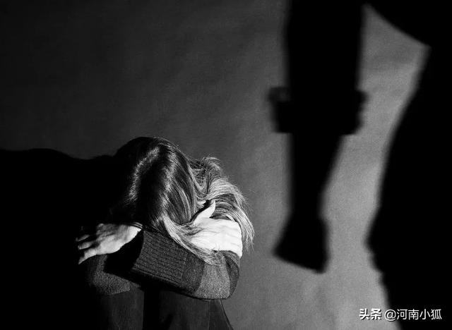 教授拽收费员头发:老婆被老公当众扯着头发拖拽着拳打脚踢，这老公还能靠吗？