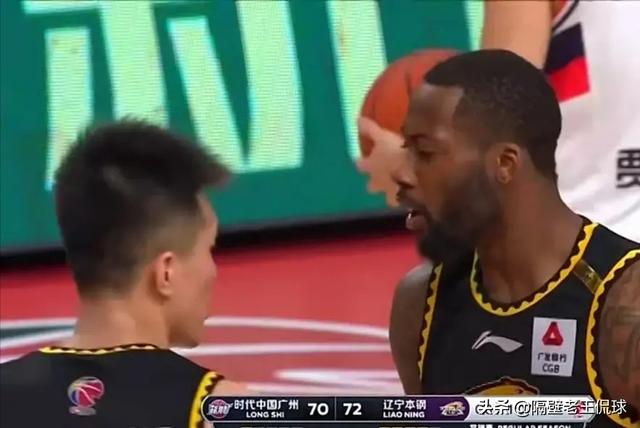西门斯功夫50咋回事:明明存在语言障碍的西蒙斯，为什么会对郭艾伦低头哈腰呢？