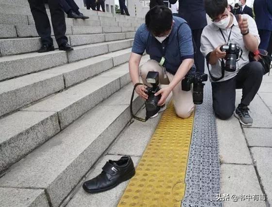 如何看待市民给前总理李洛渊脸上扔鸡蛋呢？:黄慧渊