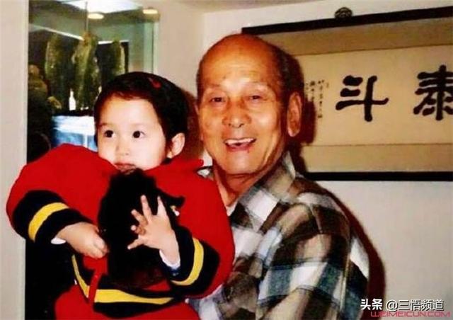 关晓彤父亲:关晓彤成《王牌》史上最惨嘉宾，生理期被浇冰水，为何毫无怨言？