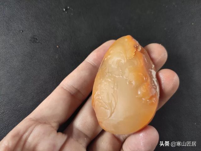 灰色翡翠玉镯是什么玉,黄龙玉是黄蜡石还是玉石？