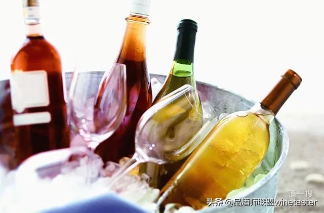 塞冰块葡萄倒红酒，冰镇葡萄酒如何才能迅速降温