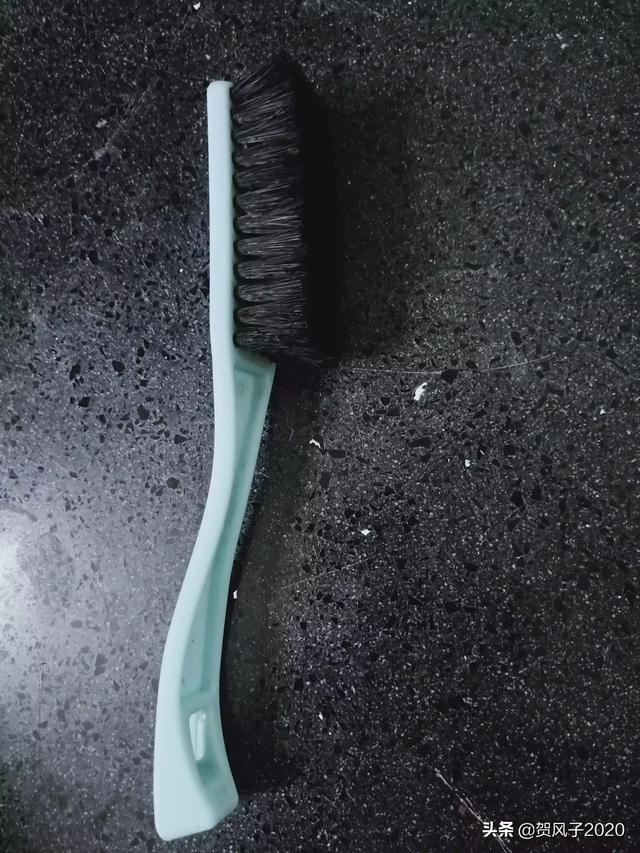 衣服起球怎么快速去除，洗衣服时沾上许多毛毛怎么处理？