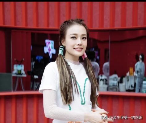 何韵诗和容祖儿:被要求向容祖儿道歉后，陈小纭积极回应，为什么大家却接受不了？