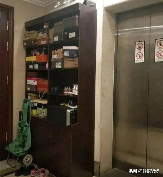 邻居楼道里放鞋柜,鞋,物业管不了,怎么办？